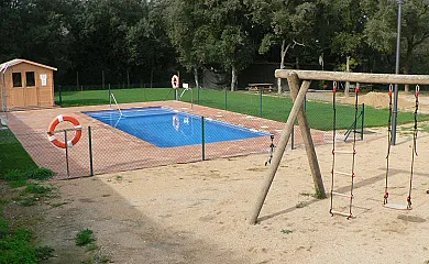Can Menosa, Ca la Sastressa y El Graner en Sant Esteve de Guialbes (Girona) - Foto 1