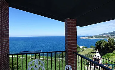 La Ballena de Sonabia en Castro Urdiales (Cantabria) - Foto 1