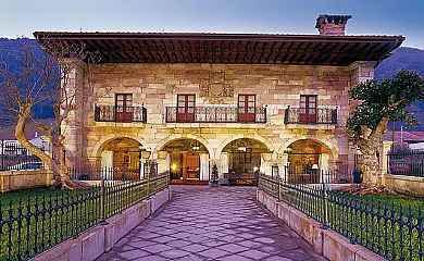 Casona Palacio de Guevara en Treceño (Cantabria) - Foto 1