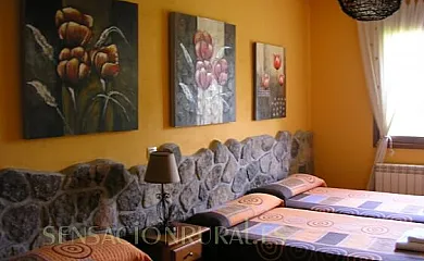 Alojamientos para grupos de 4 a 100 personas. PRECIOS ESPECIALES para familias en Navaluenga (Ávila) - Foto 3