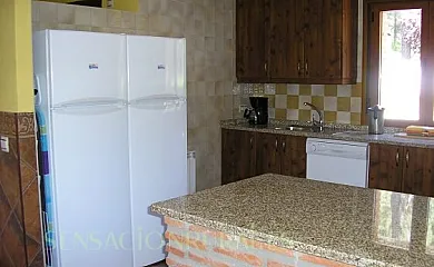 Alojamientos para grupos de 4 a 100 personas. PRECIOS ESPECIALES para familias en Navaluenga (Ávila) - Foto 7