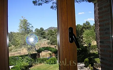 Alojamientos para grupos de 4 a 100 personas. PRECIOS ESPECIALES para familias en Navaluenga (Ávila) - Foto 21