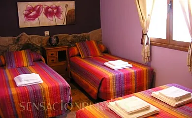 Alojamientos para grupos de 4 a 100 personas. PRECIOS ESPECIALES para familias en Navaluenga (Ávila) - Foto 24